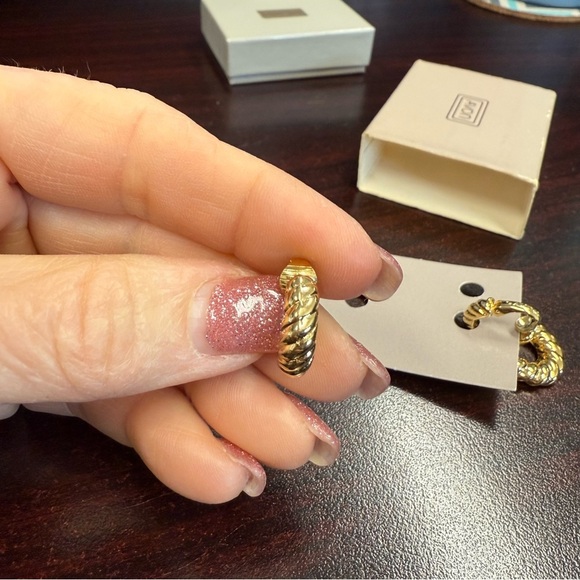 Avon ribbed  Hoop convertible clip Earrings goldtone vintage 1986 NIB - Picture 3 of 6